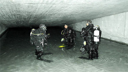 Water police are exercising in the flooded Weißenburger underground car park