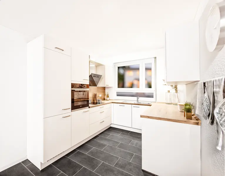 Visualisierung einer weiß eingerichteten Küche mit Backofen, Herd und Wandschrank 