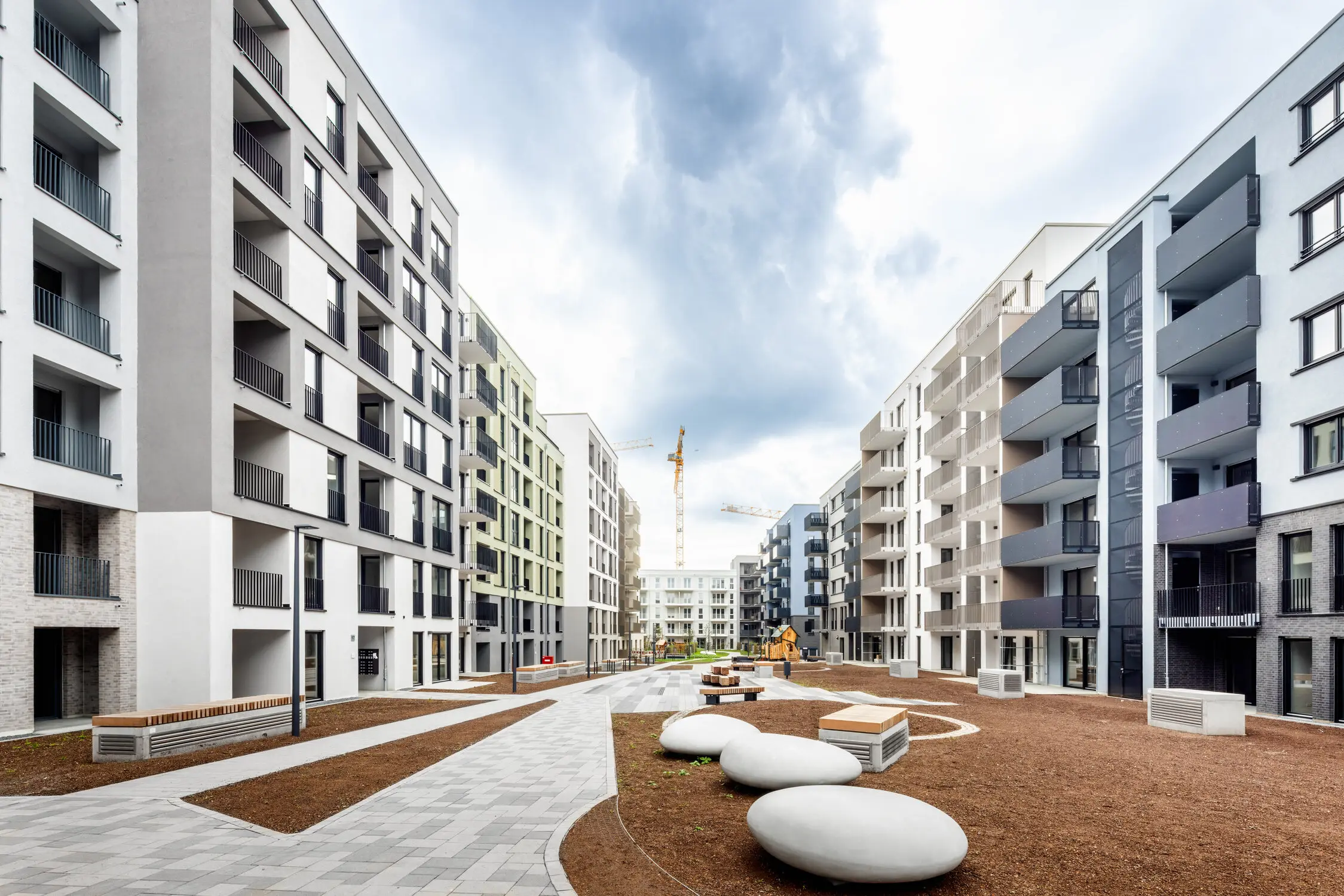 Moderne Wohnanlage der weisenburger-Gruppe Aussenansicht einer modernen Wohnanlage der weisenburger-Gruppe mit gepflastertem Weg, Spielplatz und Grünflächen im Aussenbereich.