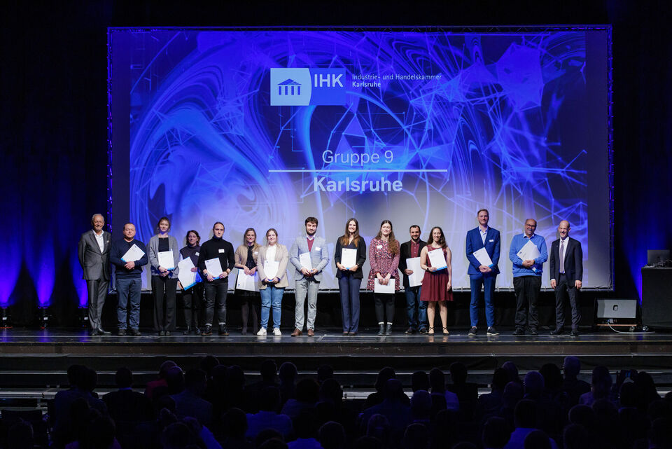 Gruppenbild der Auserwählten der IHK Bestenehrung 2023 aus Karlsruhe