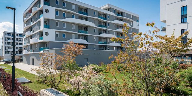 Wohnungsbau Freiburg Moderne weiße Mehrfamilienhäuser im neuen Freiburger Wohnviertel Gare du Nord