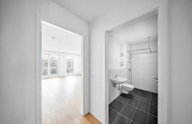 Offene Raumgestaltung mit Badezimmer Eine neubau Wohnung der weisenburger-Gruppe: Offene Raumgestaltung mit Blick auf Bad und Wohnbereich, helle und moderne Optik.