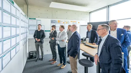 Eine Gruppe von Männern steht vor einem Wideboard