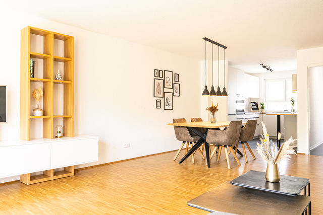 Blick von der Couch ins helle Wohn- und Esszimmer