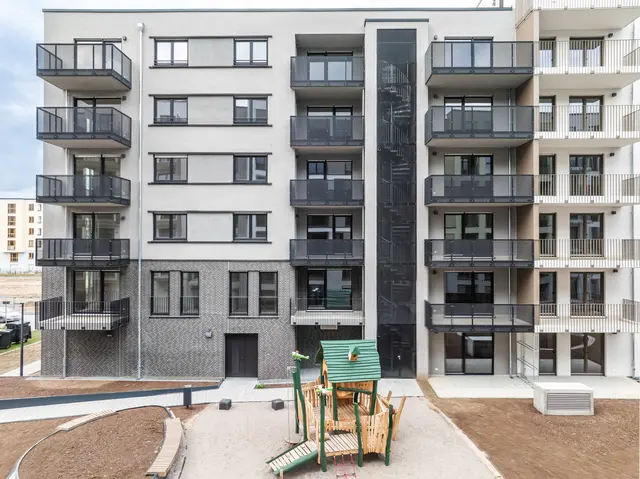 Mehrfamilienhaus mit Spielplatz Mehrfamilienhaus der weisenburger-Gruppe mit Balkonen und einem Spielplatz im Hof – einladendes Wohnumfeld für Familien.