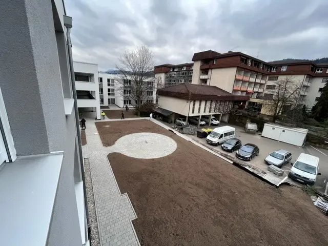 Ausblick aus dem Zimmer eines Zimmer im Altenpflegeheim auf den Hof