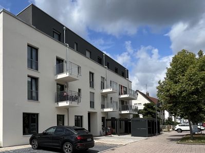 moderner Wohnungsbau mit Stellplaetzen, Unterkeller und Flachdach 