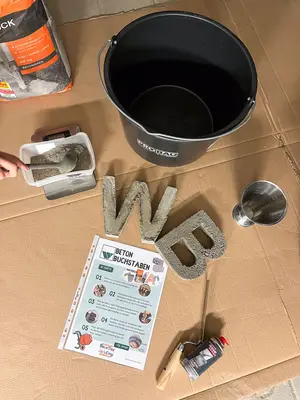 Buchstaben aus Pappe gefüllt mit Zement