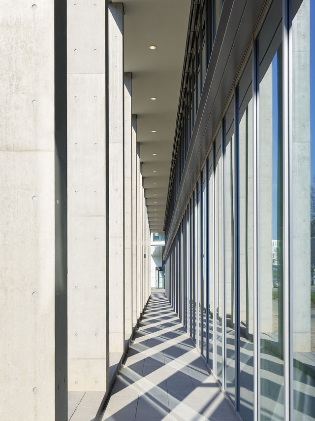Lichtspiel zwischen den Säulen und der Fassade der neuen weisenburger-Zentrale in Karlsruhe