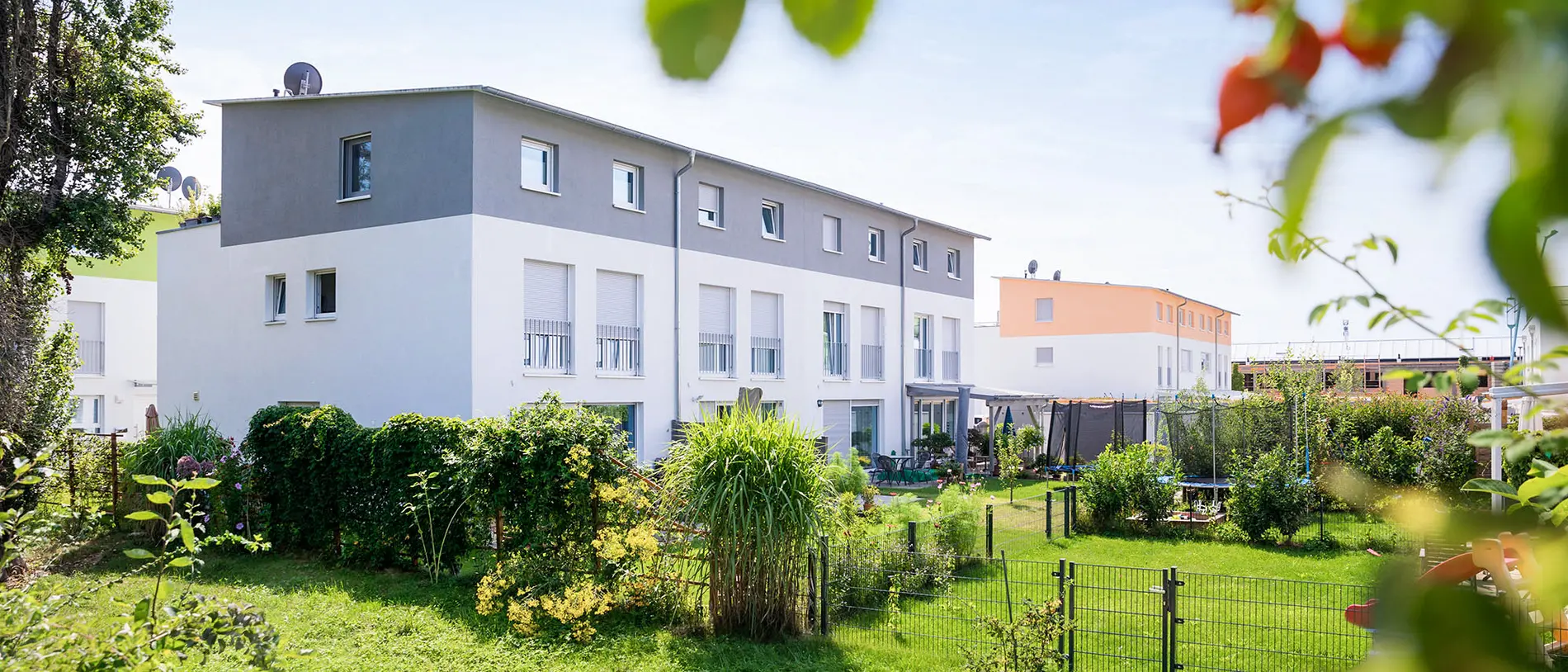 weisenburger-Reihenhaus-Emmendigen weisenburger Reihenhauszeile mit gruenen Gaerten und Dachgeschoss