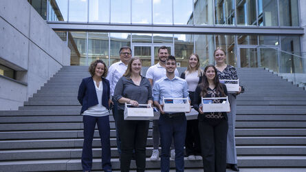 Gruppenbild der Absolventen und Absolventinnen des dualen Studiums bei weisenburger