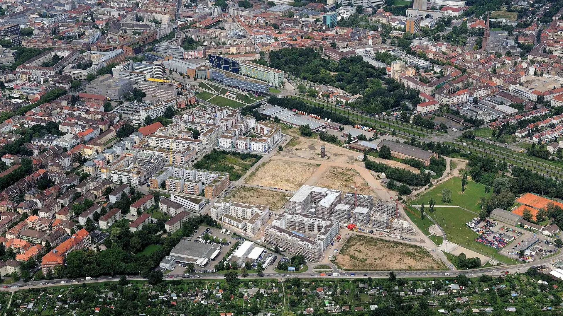 Neubau einer Wohnungsanlage mitten in der Stadt Karlsruhe aus Vogelperspektive