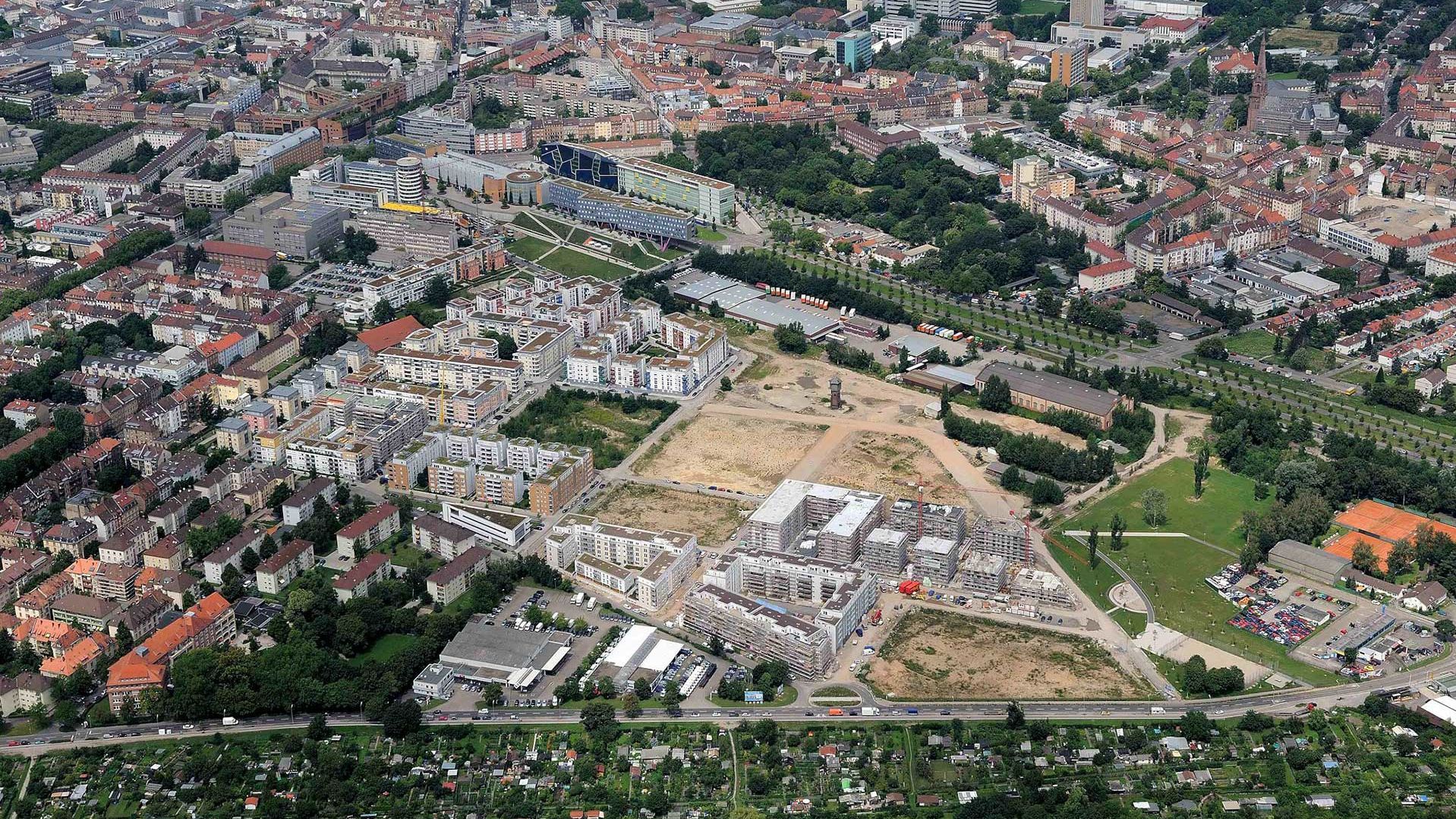Neubau einer Wohnungsanlage mitten in der Stadt Karlsruhe aus Vogelperspektive