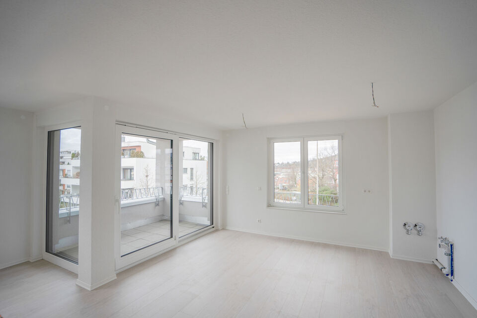 Großer Wohnbereich mit Holzboden und einem Balkon