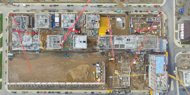 Drohnenaufnahme einer großen weisenburger-Baustelle in Freiburg