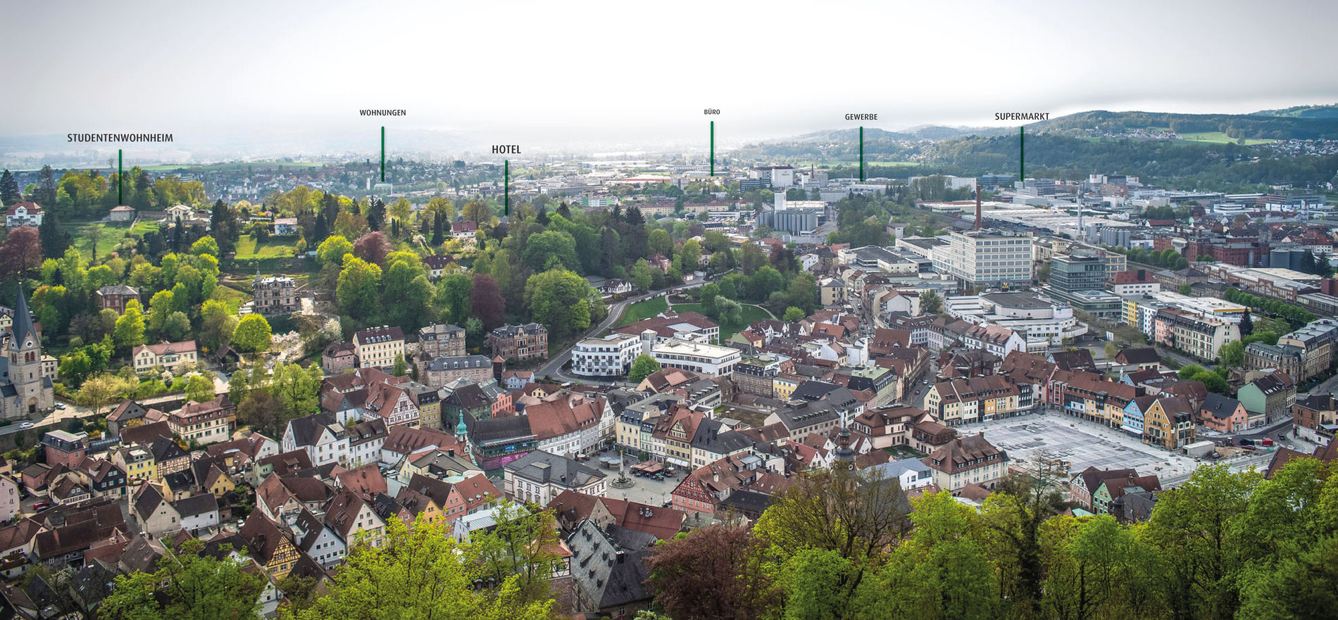 Projektentwicklung Banner Drohnenaufnahme einer Ortschaft mit Wald drum herum