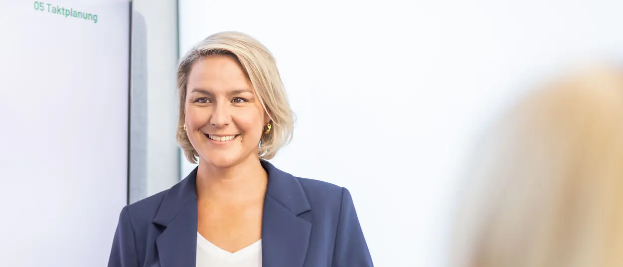 drei Mitarbeiter der Firma weisenburger halten zusammen ein Meeting ab 