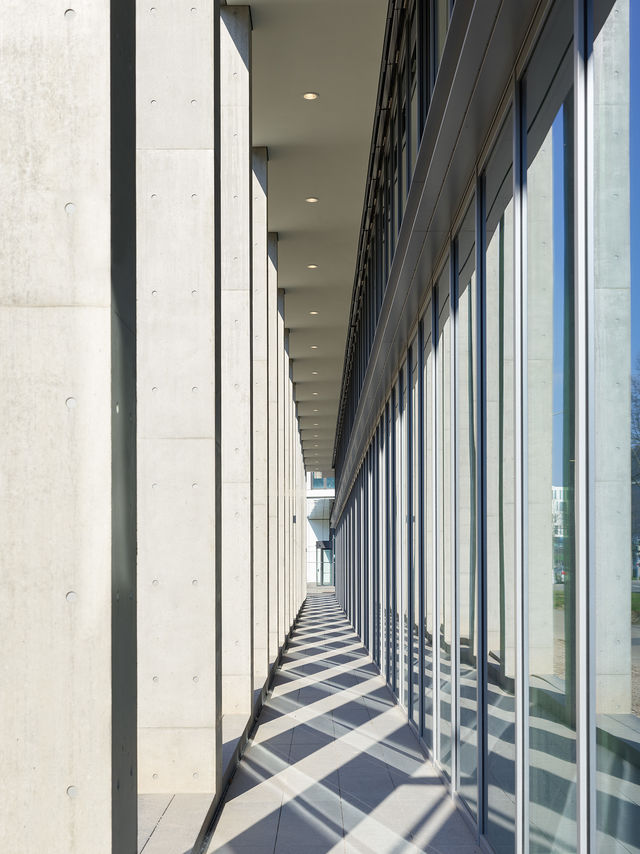 Lichtspiel zwischen den Saeulen und der Fassade der neuen weisenburger-Zentrale in Karlsruhe