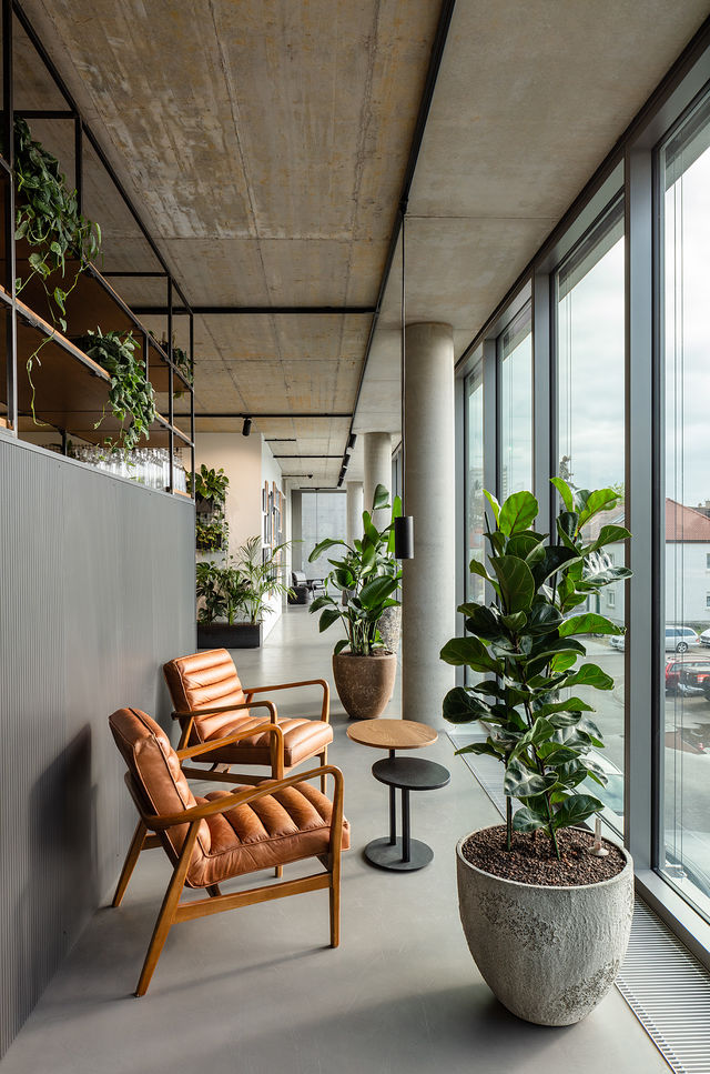 Sitzgelegenheiten hinter der Theke in der Cafeteria