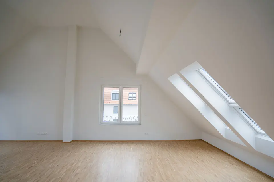 Wohnbereich im Dachgeschoss mit einer Dachschräge