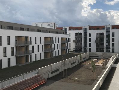 von weisenburger erbaute Wohnungsanlage mit 171 Wohneinhheiten, fuenf Geschossen und einem großen Innnenhof 