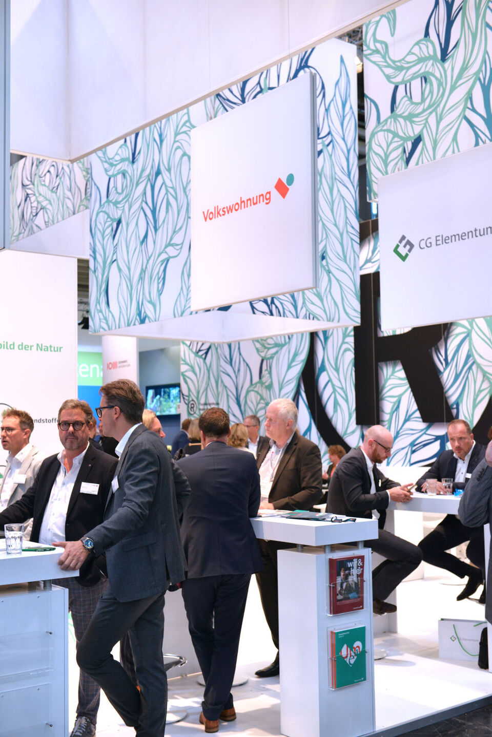 Mitarbeiter von weisenburger stehen an einem Stand auf der Expo Real Messe und unterhalten sich