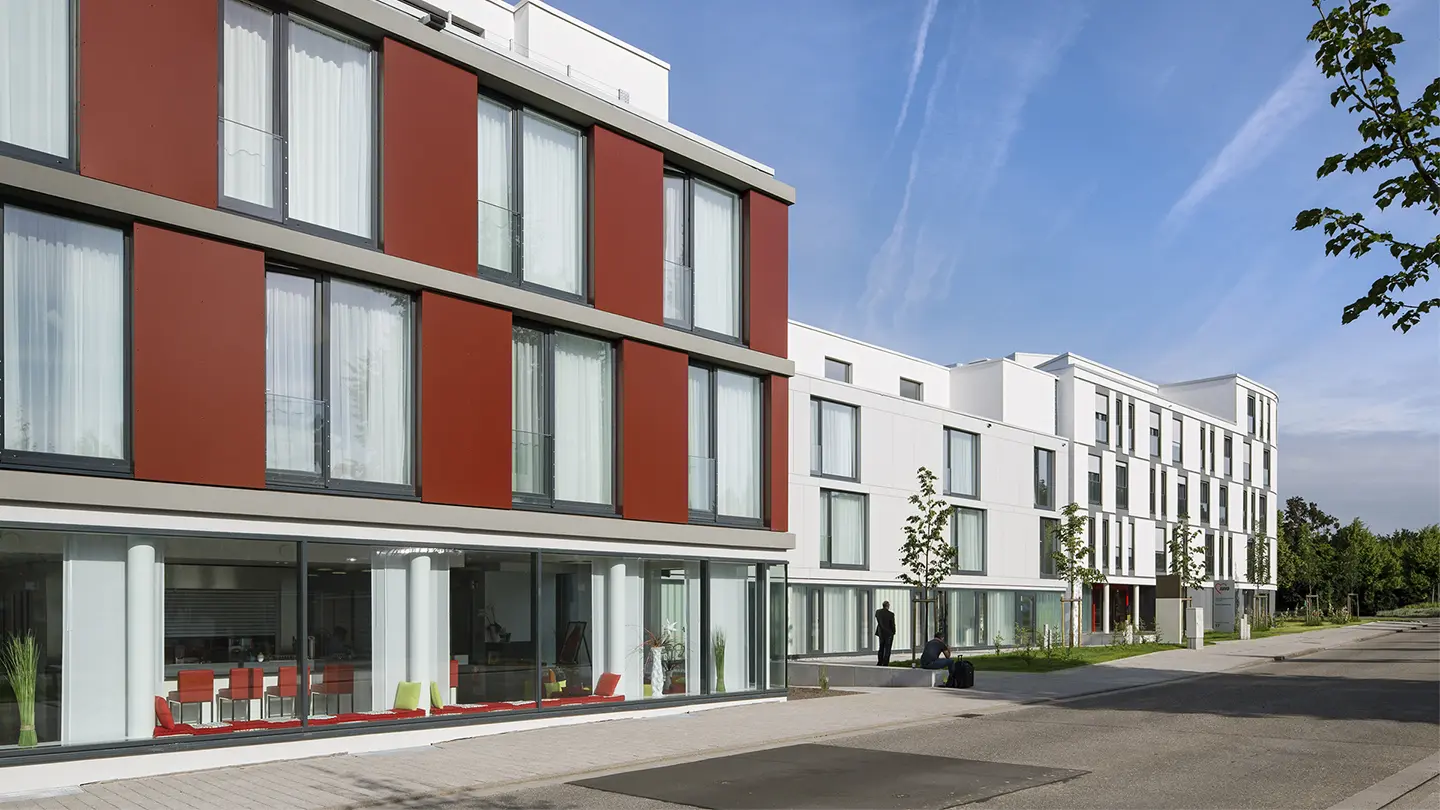 Außenansicht ibis Hotel im Stadtteil Karlsruhe 