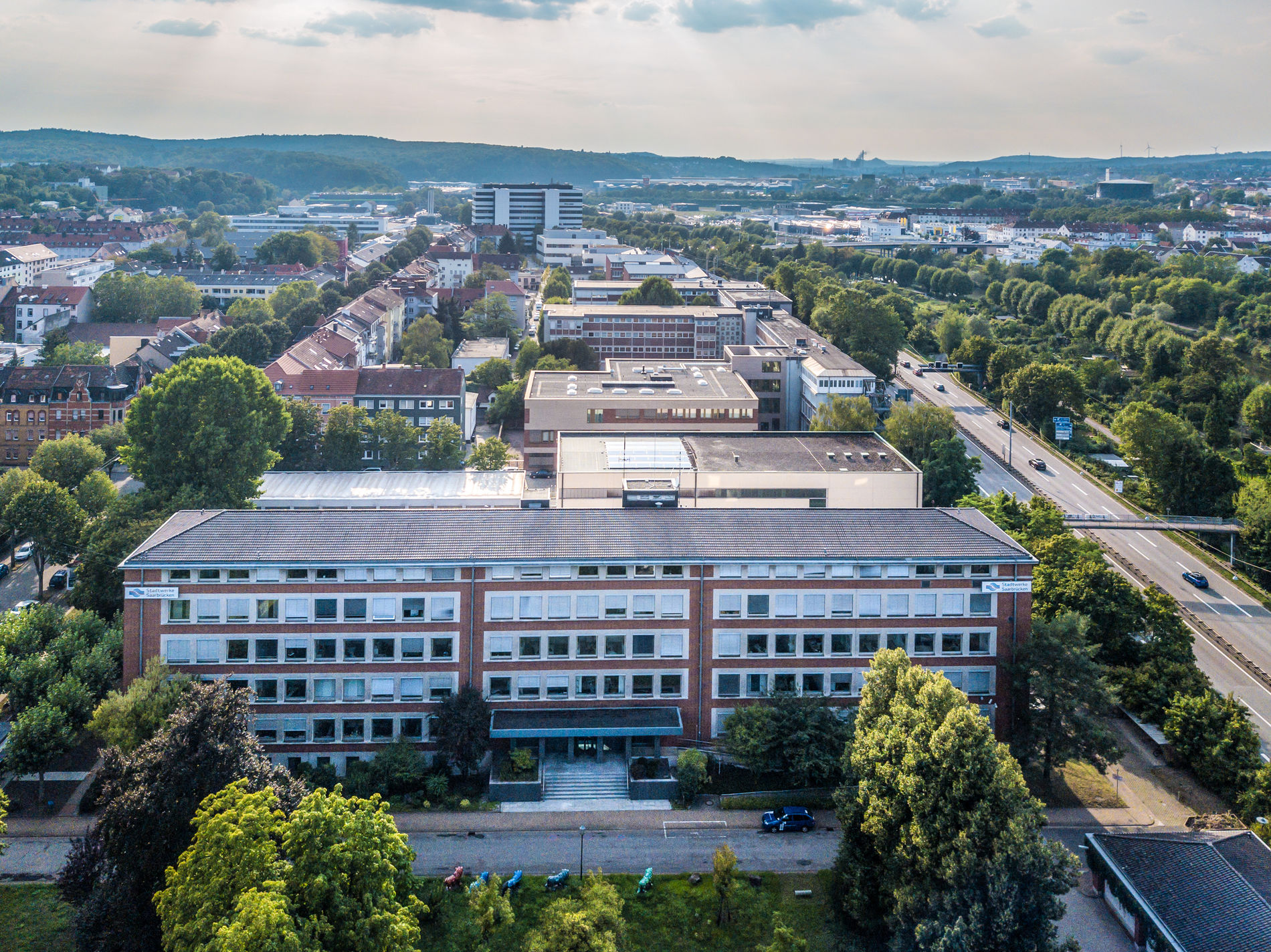 Luftaufnahme von den Verwaltungsgebäuden der Stadtwerke Saarbrücken