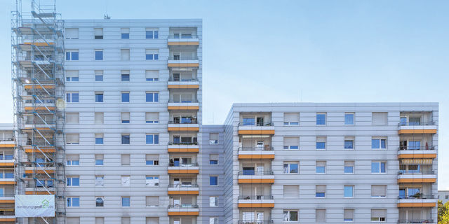 Sanierung Mehrfamilienhaus Mehrfamilienhäuser mit Baugerüst