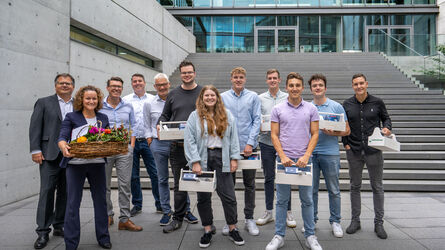 Gruppenbild von sieben Absolventen und Absolventinnen des dualen Studiums bei weisenburger