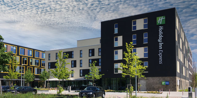 Fotoaufnahemen von der Außenansicht des Hotzels Holiday Inn Express in Karlsruche 