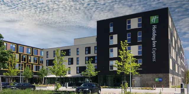 Fotoaufnahemen von der Außenansicht des Hotzels Holiday Inn Express in Karlsruche 