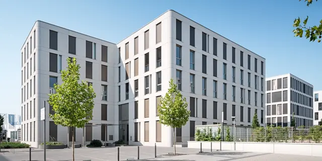 weisenburger_bau_gewerbebau_box_links_oben weisenburger commercial building with a blue sky from the outside
