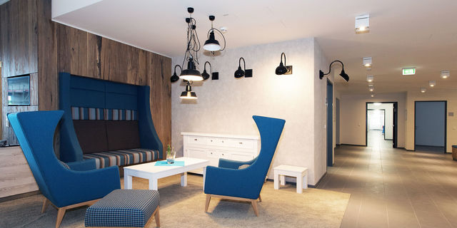 Interior nursing home Moderne und gemütliche Sitzecke im Foyer einer Pflegeeinrichtung