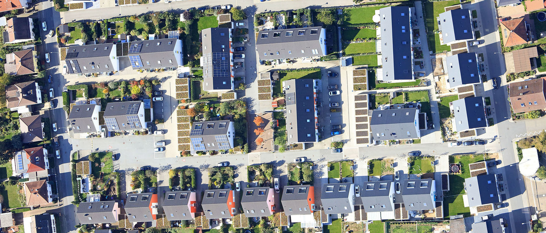 Luftaufnahme einer großen neuen Wohnsiedlung mit Reihenhäusern und Doppelhaushälften