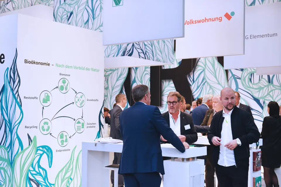 Mitarbeiter von weisenburger stehen an einem Stand auf der Expo Real Messe und unterhalten sich