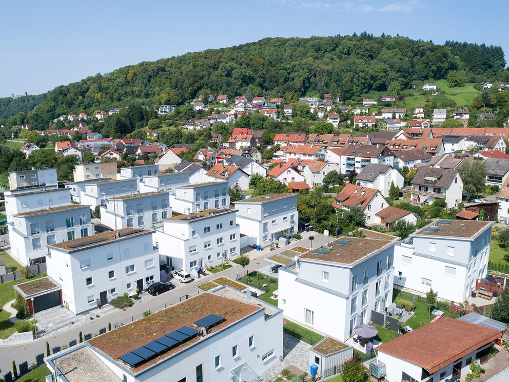 Neubaugebiet mit weißen Reihenhäusern von oben