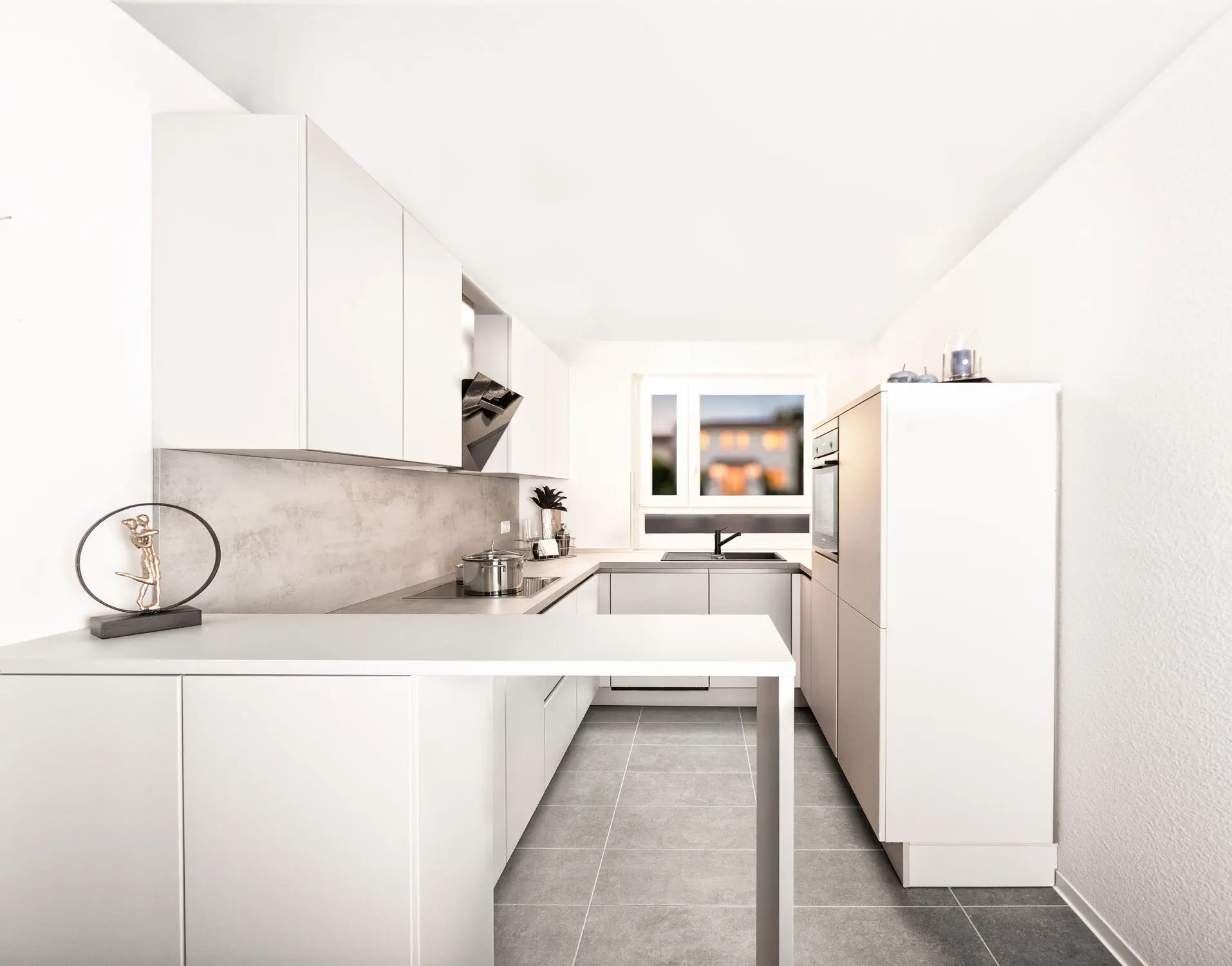 Visualisierung einer großen weiß eingerichteten Küche mit Backofen, Herd und Sitzgelegenheit 