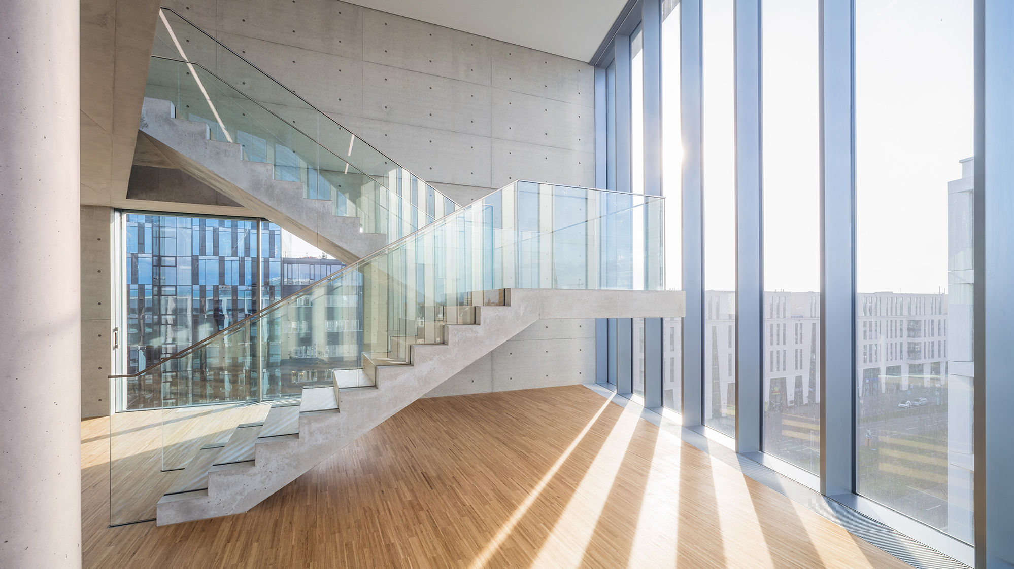 Licht durchflutet die Skylounge, welche die oberen beiden Stockwerke mit einer Sichtbetontreppe verbindet.