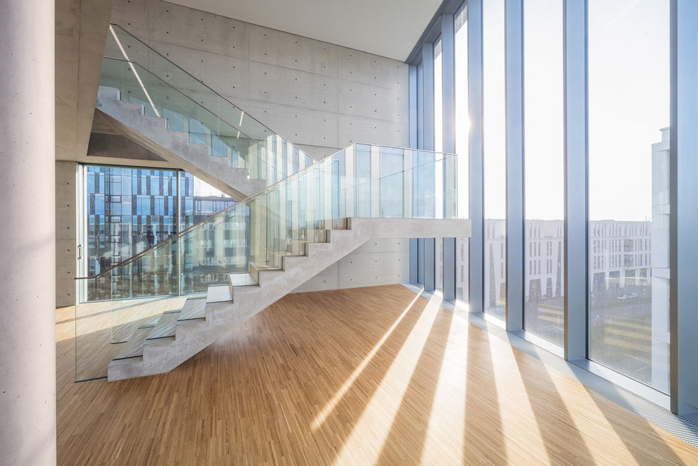 Licht durchflutet die Skylounge, welche die oberen beiden Stockwerke mit einer Sichtbetontreppe verbindet.