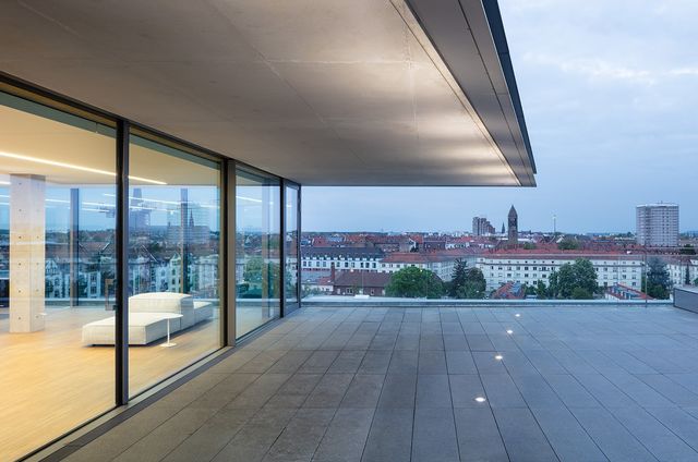 Blick in die Skylounge und auf die Dachterrasse