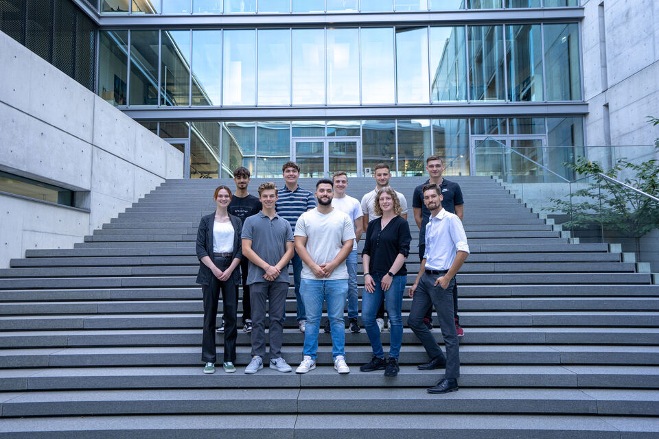 Gruppenbild der neuen Studenten von weisenburger in der Zentrale Karlsruhe