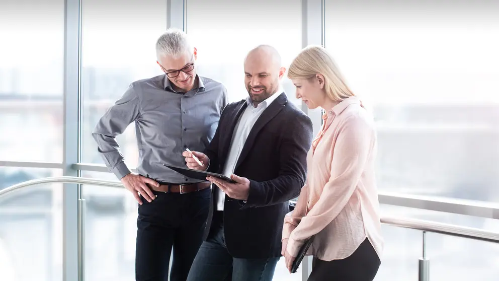 The weisenburger team talks with the customer and with the help of a tablet