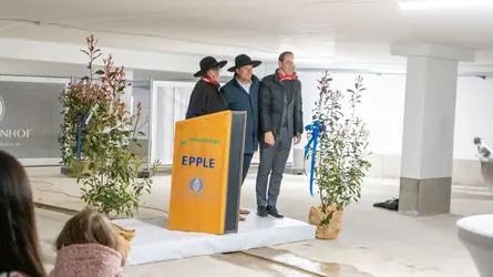 drei Männer stehen in der Tiefgarage bei einem Richtfest