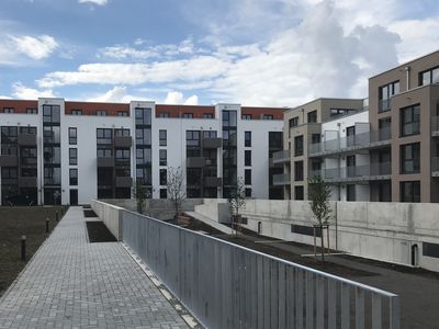 moderne Mehrfamilienhaeuser mit vielen Wohneinheiten, großem Innenhof und Tiefgarage 