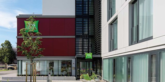Außenansicht ibis Hotel Karlsruhe mit Fahrradstellpaltz 