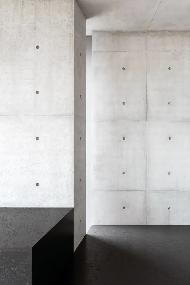 Versetzte Sichtbetonwand mit Ankerlöchern