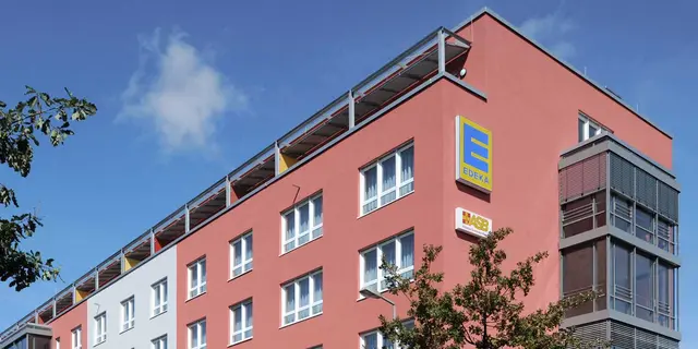Außenansicht Teil eines weisenburger Gewerbeeinrichtung mit roter Hausferssade 
