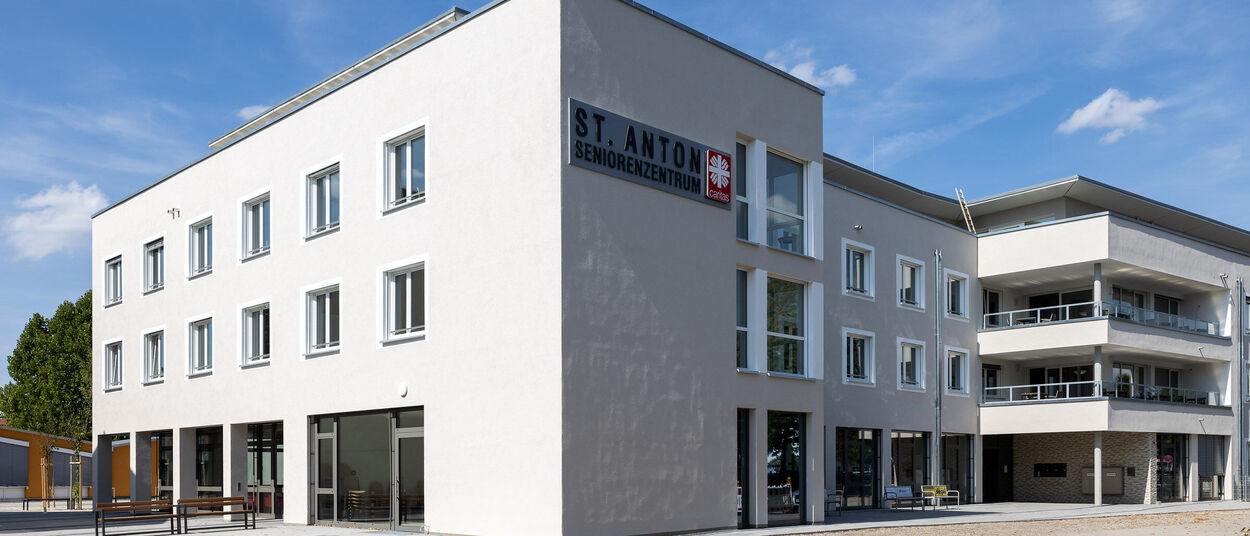 großesgeraeumiges weisenburger Seniorenzentrum mit Innenhof und Sitzgelegenheiten 