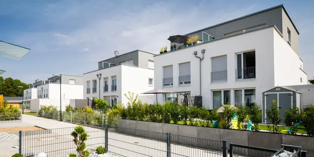 Rastatt Doppelhaushälften Moderne Doppelhaushälften mit Flachdächern und grünen Gärten